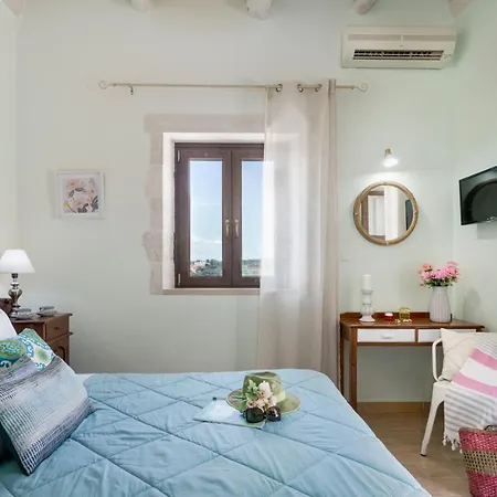 Ferienhaus Butterfly, A Historical With Pool & Hot Tub!