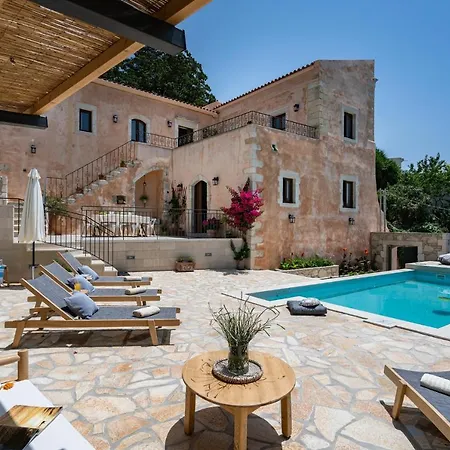 Butterfly, A Historical With Pool & Hot Tub! Ferienhaus Arménoi