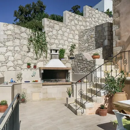 Ferienhaus Butterfly, A Historical With Pool & Hot Tub! Arménoi