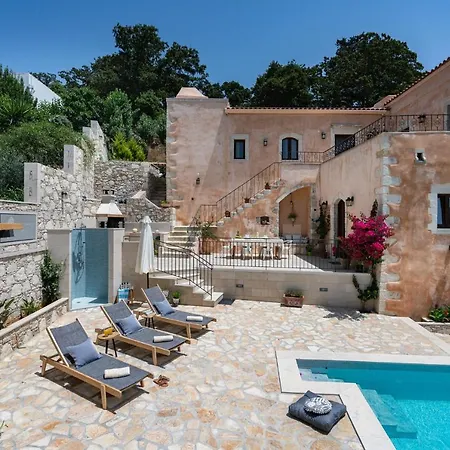 Butterfly, A Historical With Pool & Hot Tub! Ferienhaus *