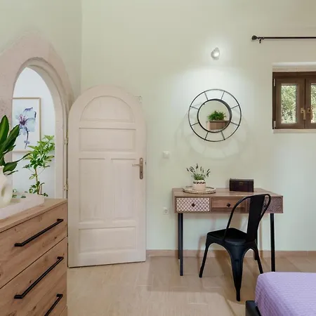 Butterfly, A Historical With Pool & Hot Tub!