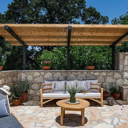 Ferienhaus Butterfly, A Historical With Pool & Hot Tub! Arménoi